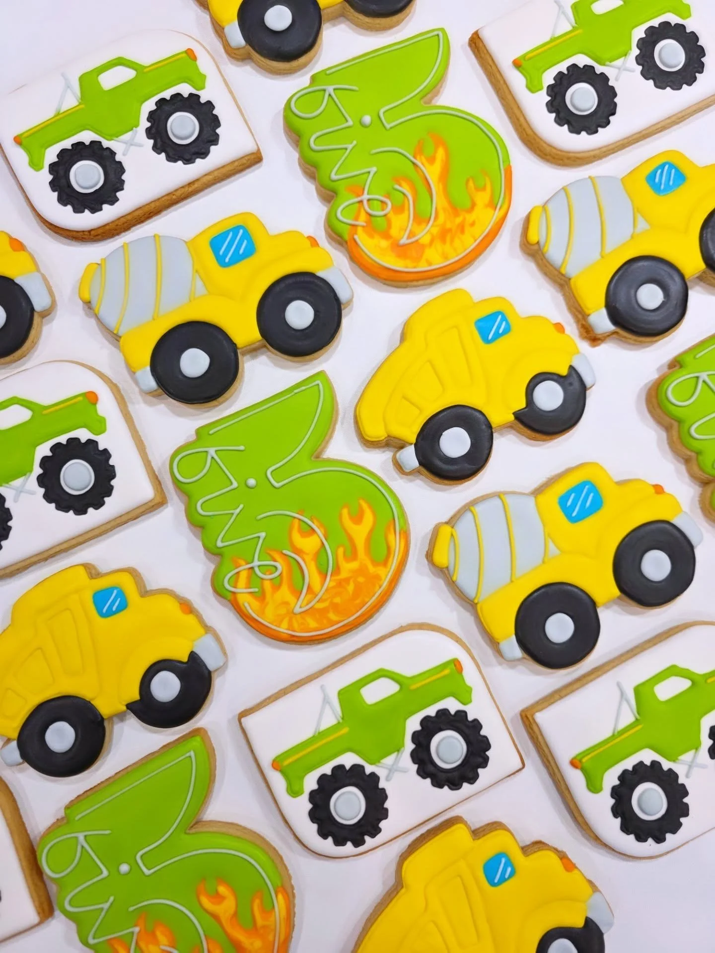 The coolest thing to 5 year olds, trucks! 🛻🚚
.
.
.
#truckcookies #constructioncookies #birthdaycookies #cochranecookies #5thbirthdaycookies cookies cookie cookieart cookiesofinstagram cookiestagram cookiedecorating sugarcookiemarketing sugarcookies