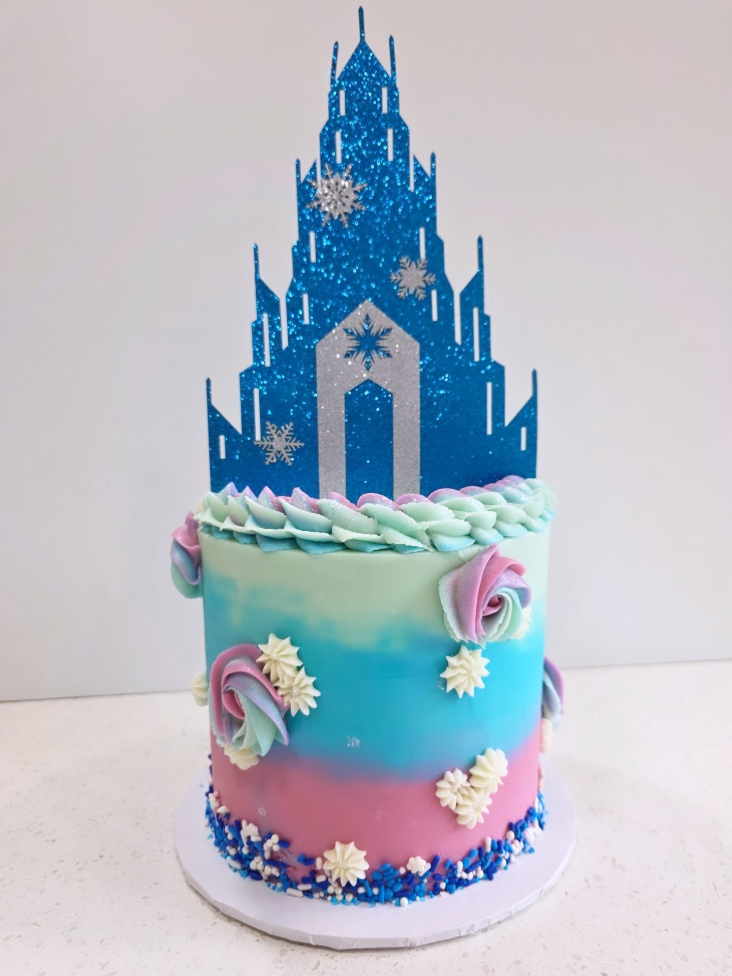Feels like the right cake to post today. I was lulled into such a sense of security with mild winter 😭😭😭❄️❄️❄️
.
.
.
#frozencake #elsacake #birthdaycake #yyccakes #cochranecakes