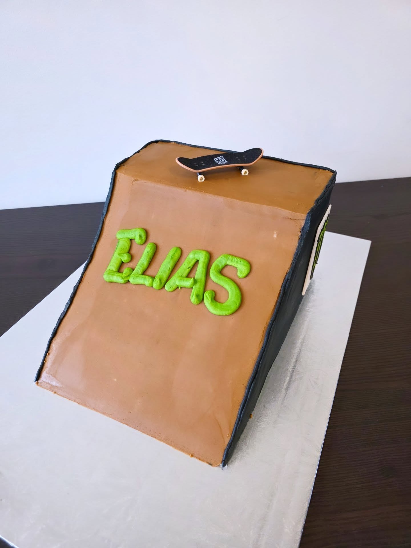 I don't often make carved cakes but the skateboard ramp turned out great! 🛹
.
.
.
#skateboardcake #skateboard #carvedcake #yyccakes #cochranecakes