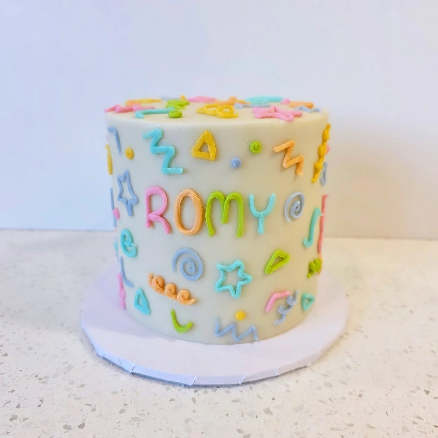 This little smash cake was modeled after the party invitation. Just the cutest! 😍
.
.
.
#firstbirthdaycake #smashcake #pastelcake #cochranecakes #yyccakes