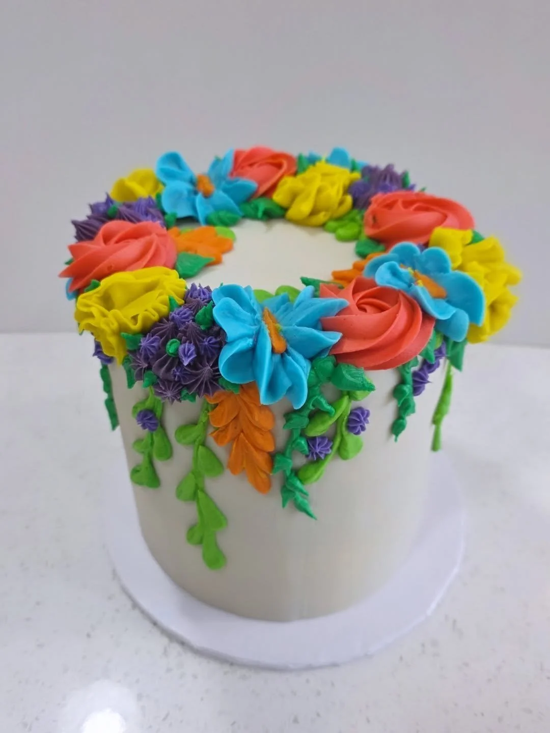 Flower crown cakes are always such a fun make, never alike and always full of colour 😍💐
.
.
.
#flowercake #floralcake #yyccakes #cochranecakes #cochraneab