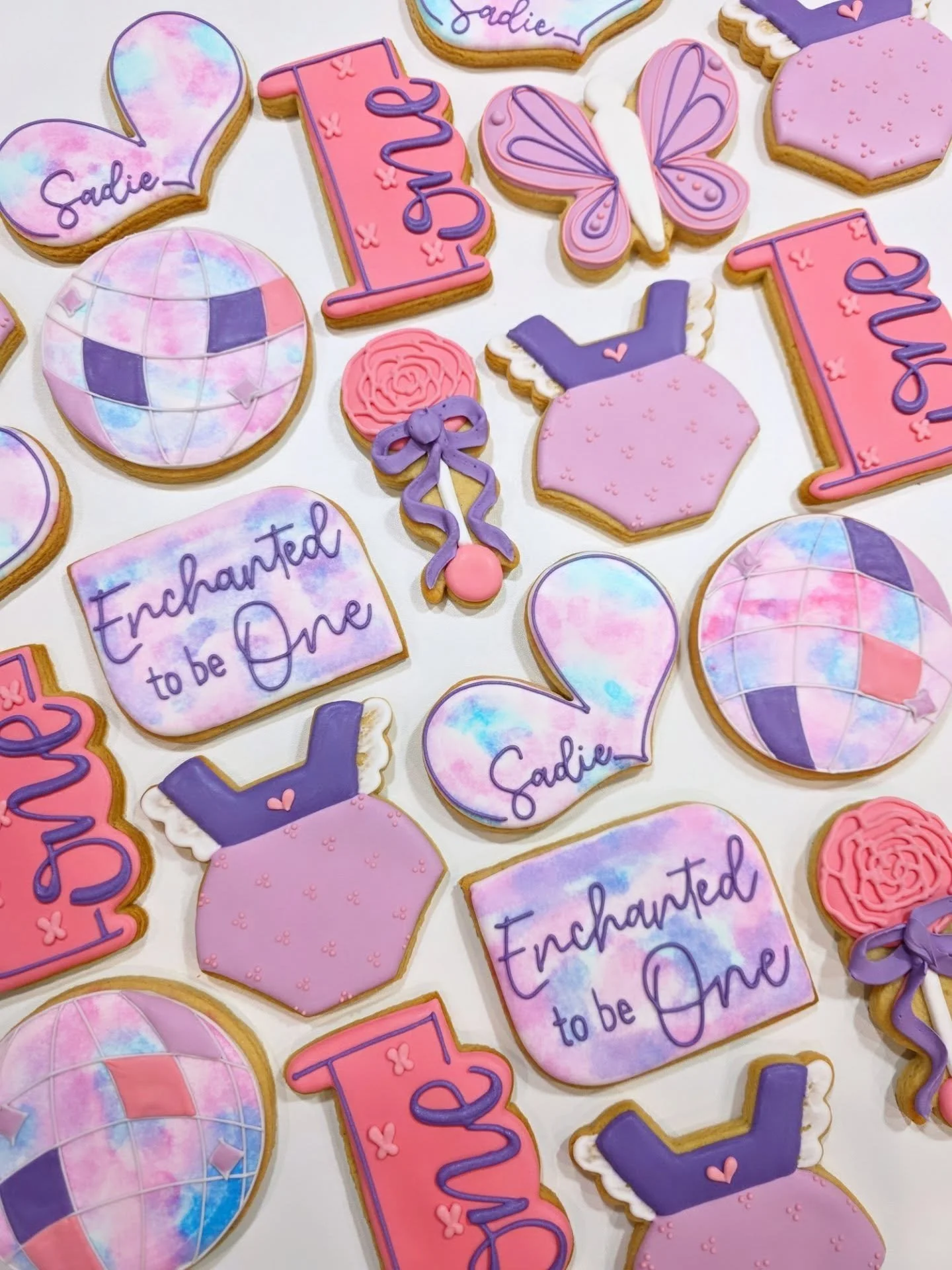 Enchanted to be one! Love the watercolour with this Taylor Swift inspired 1st birthday cookies 🫶🏻
.
.
.
#enchanted #firstbirthdaycookies #taylorswiftcookies #yyccookies #cochranecookies