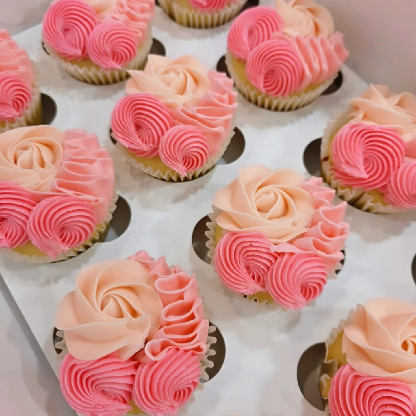 Fancy swirls cupcakes 🧁 
.
.
.
#cupcakesofinstagram #cupcakes #yyccakes #cochranecakes #cochranebusiness