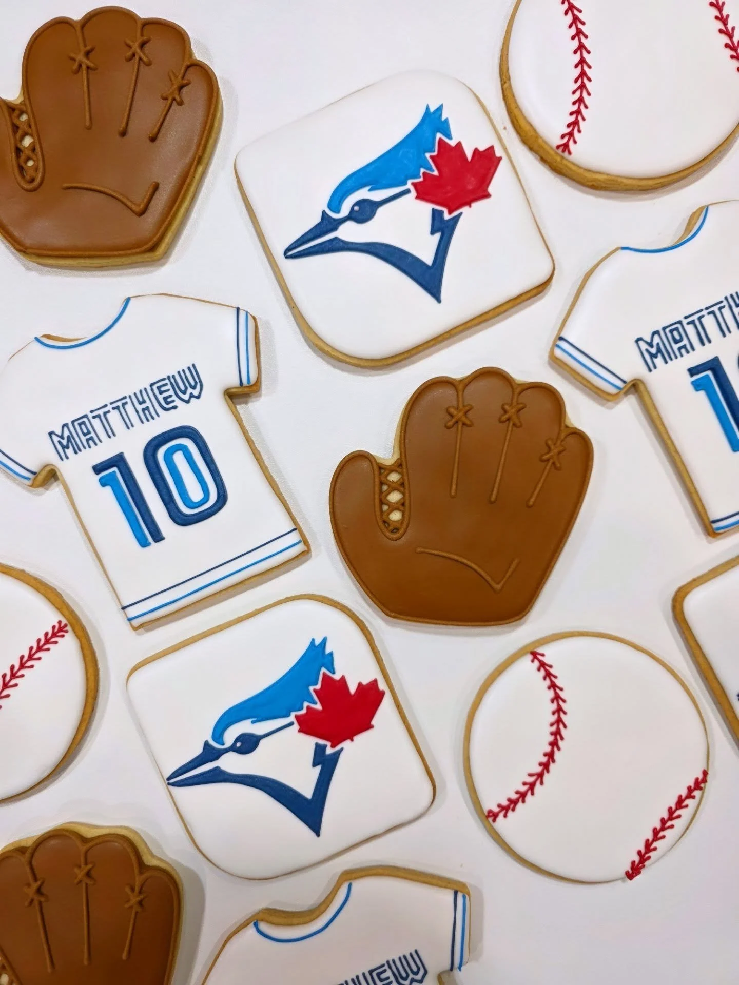 The first "Spring" farmers market is tomorrow! If you're felling brave go check out a bunch of great vendors from 9 til 2 at Spray Lakes! I wont be there til March 28th 🍪
.
.
.
#bluejayscookies #bluejays #baseballcookies #yyccookies #cochr