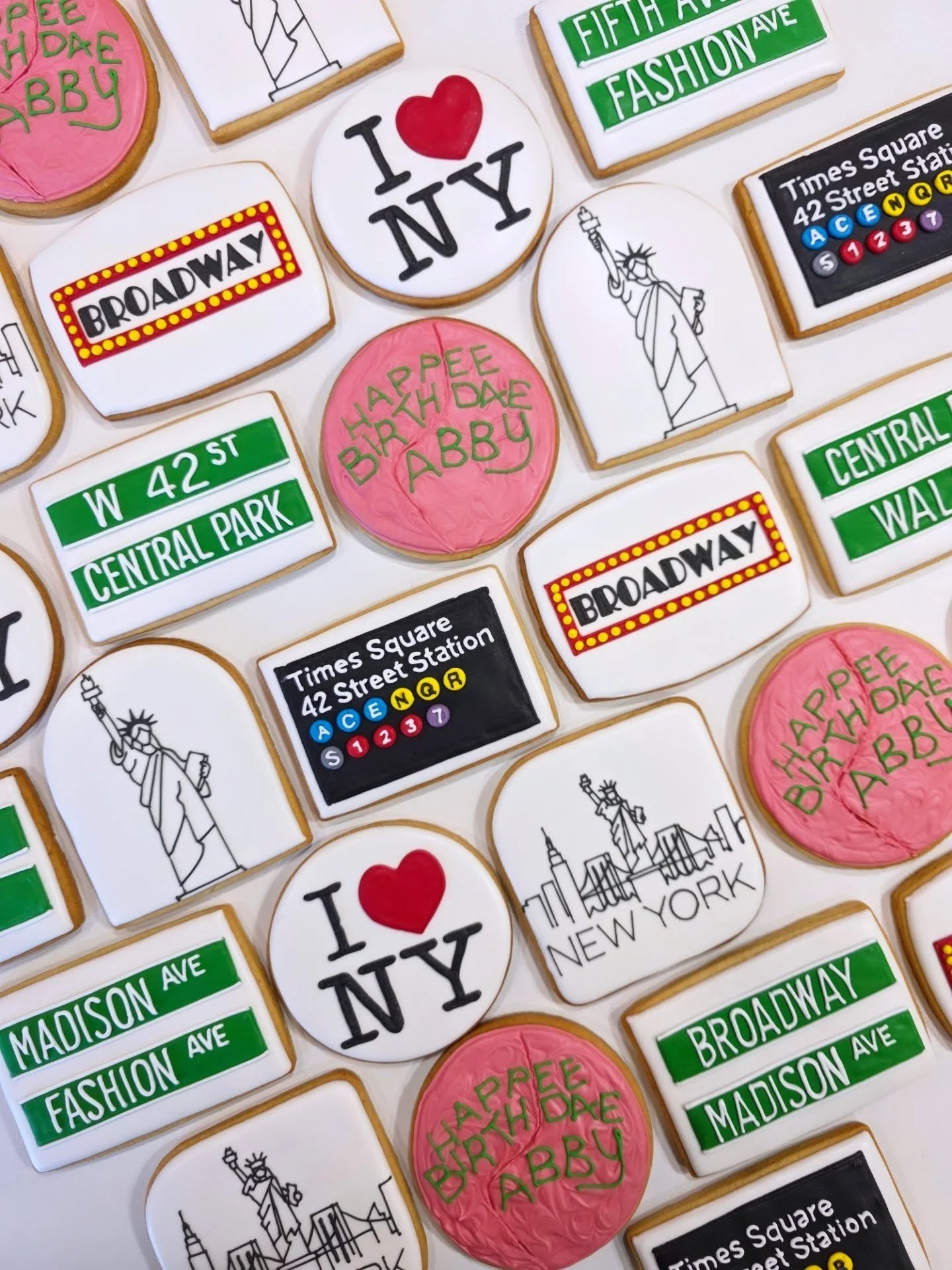 Great city, wild country 🫠 
New York with a dash of Harry Potter 🪄🗽
.
.
.
#newyorkcookies #harrypottercookies #yyccookies #cochranecookies #cochranelocal