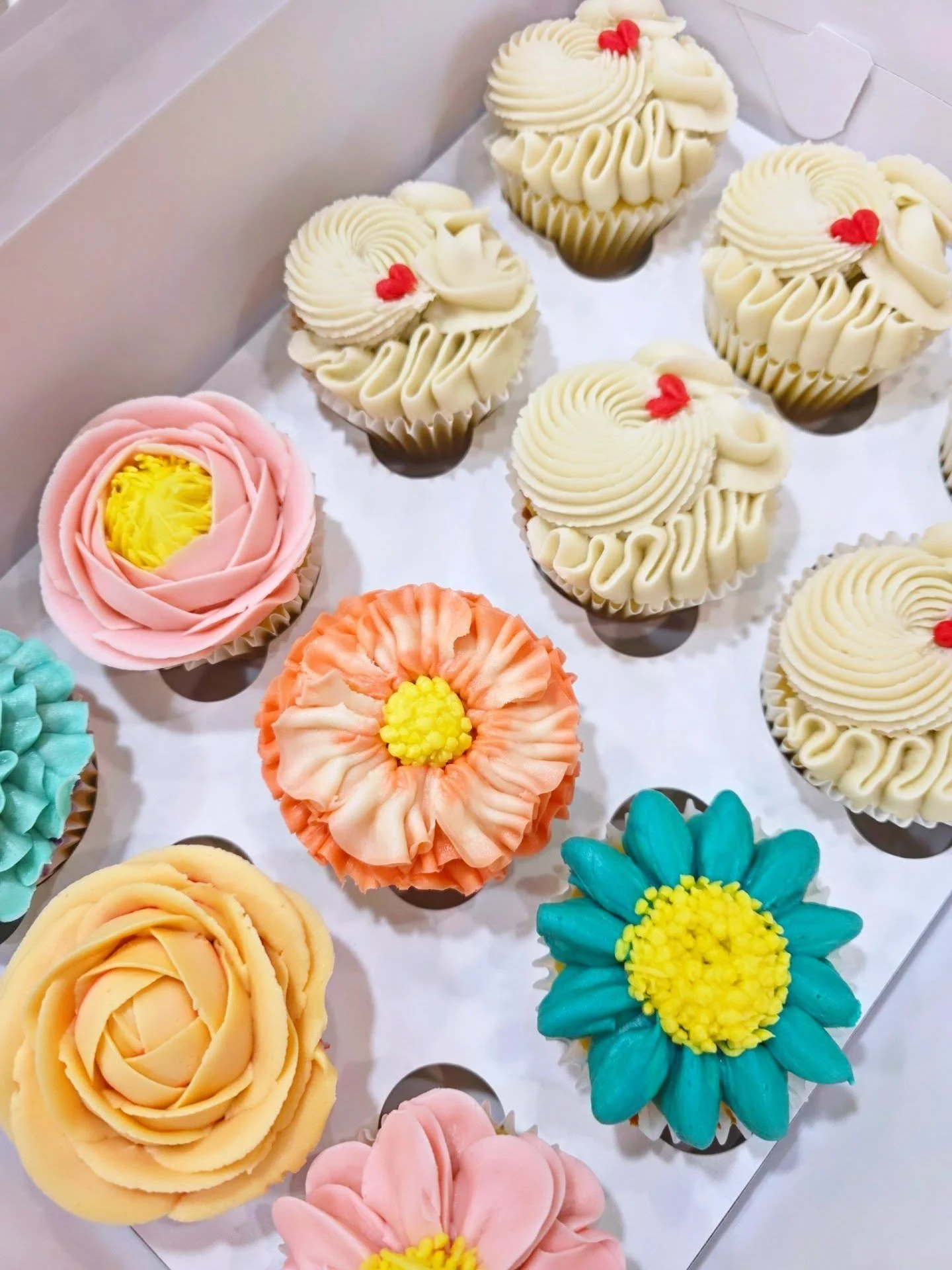 Flower birthday cupcakes and white engagement cupcakes 🧁 💍 🎂
.
.
.
#floralcupcakes #flowercupcakes #cochranewedding #cochranecupcakes #calgarycupcakes