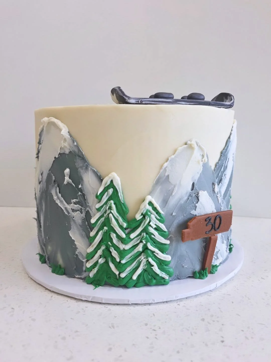 Snowboarding right into their 30th birthday 🏂
.
.
.
#snowboardingcake #snowboarding #30thbirthdaycake #yyccakes #cochranecakes