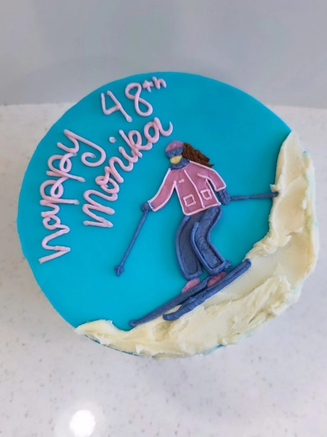 I love it when husbands put in the work to order their wife's birthday cake and come with ideas ❤️ 🎿 
.
.
.
#birthdaycake #yyccakes #cochranecakes #skiingcake