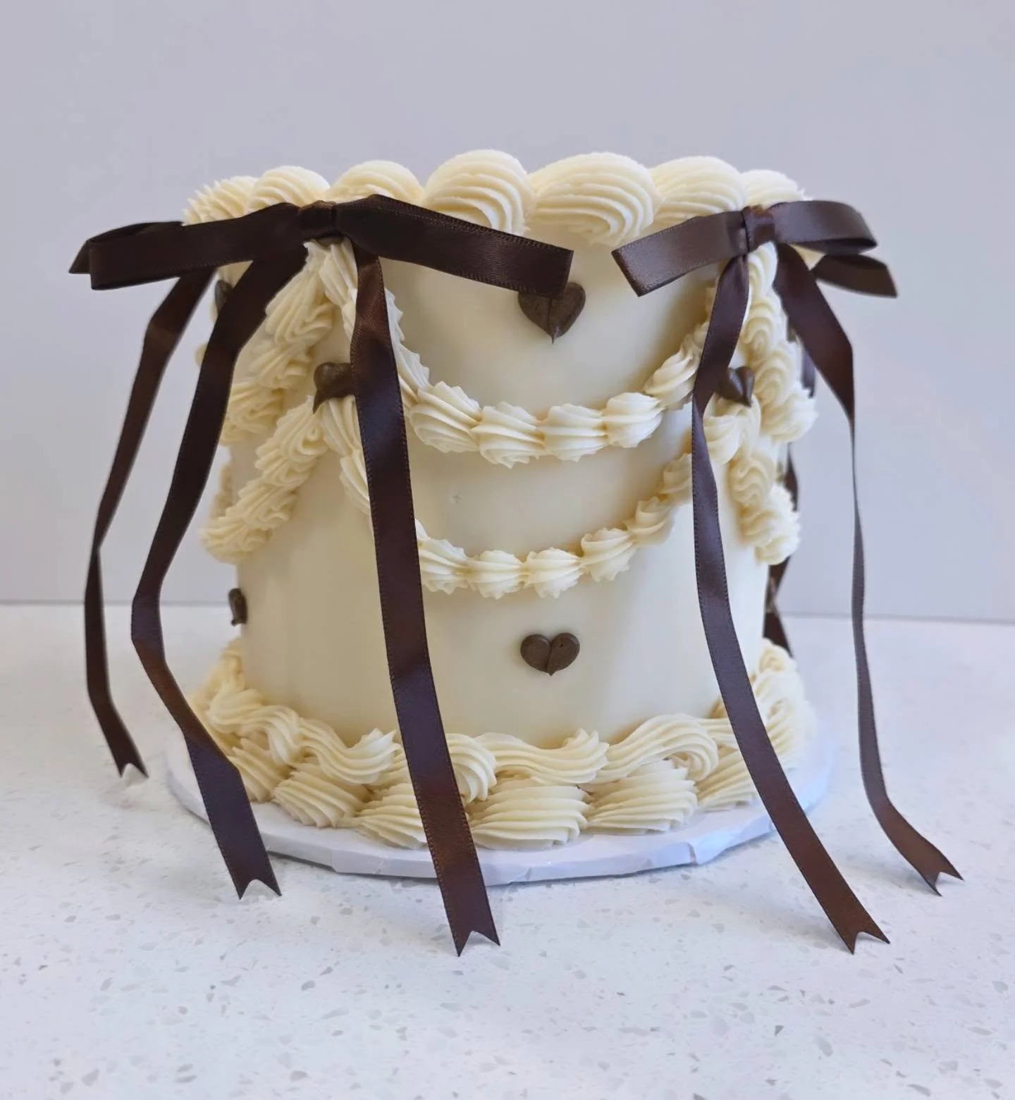 New house + your birthday = fancy cake time 🤎
.
.
.
#lambethcake #vintagecake #welcomehome #birthdaycake #cochranecakes