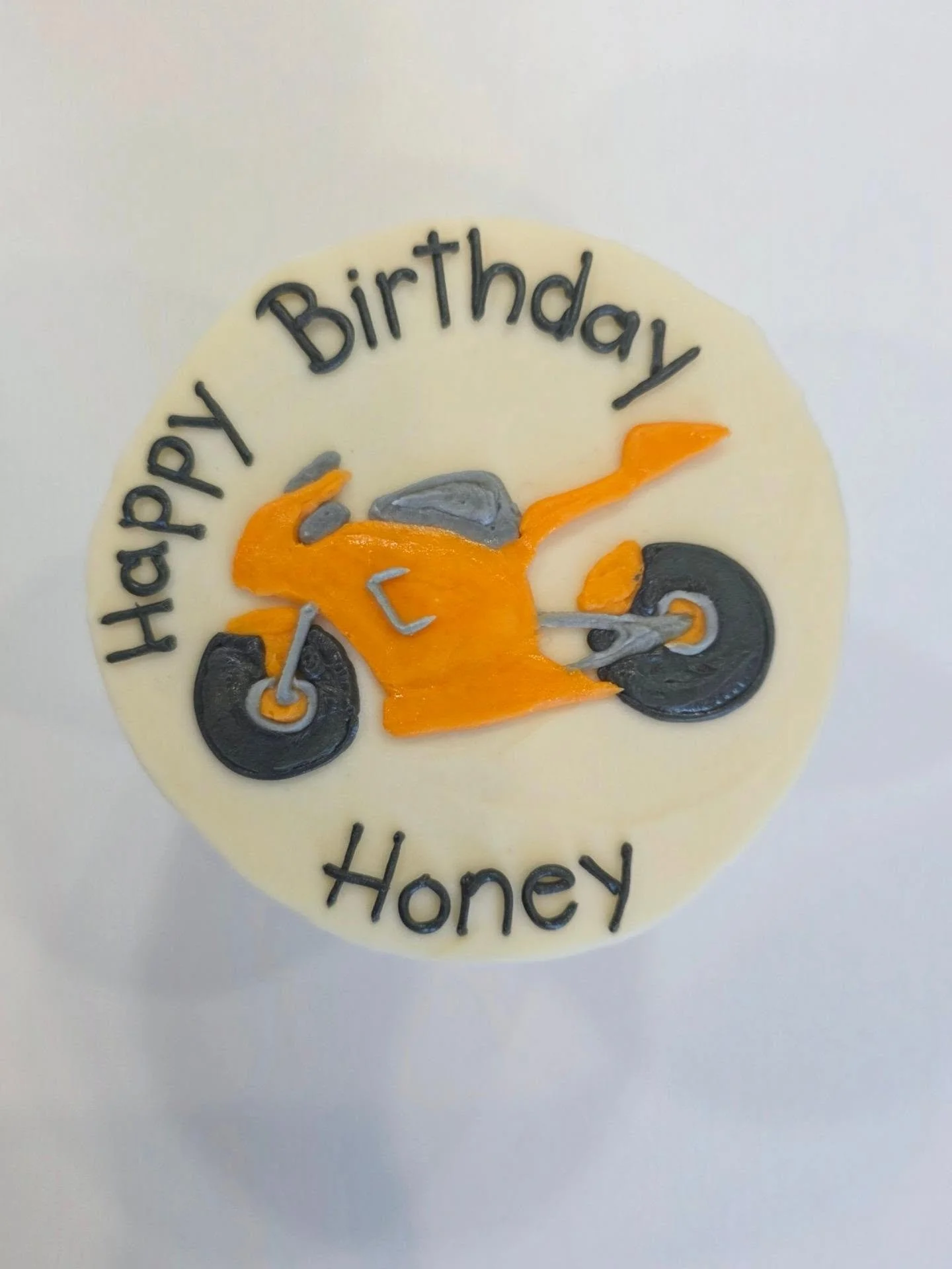 Mini cake full of birthday love 🥳
.
.
Motorcycle cake
.
#minioncake #motorcycle #yyccakes #cochranecakes #cochranebakery