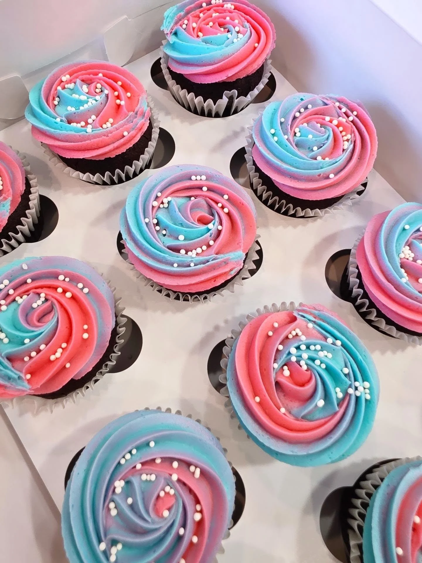 Gender reveal cupcakes 🧁 🩷💙
.
.
.
#genderreveal #cupcakesofinstagram #yyccakes #cochranecakes #cupcakes