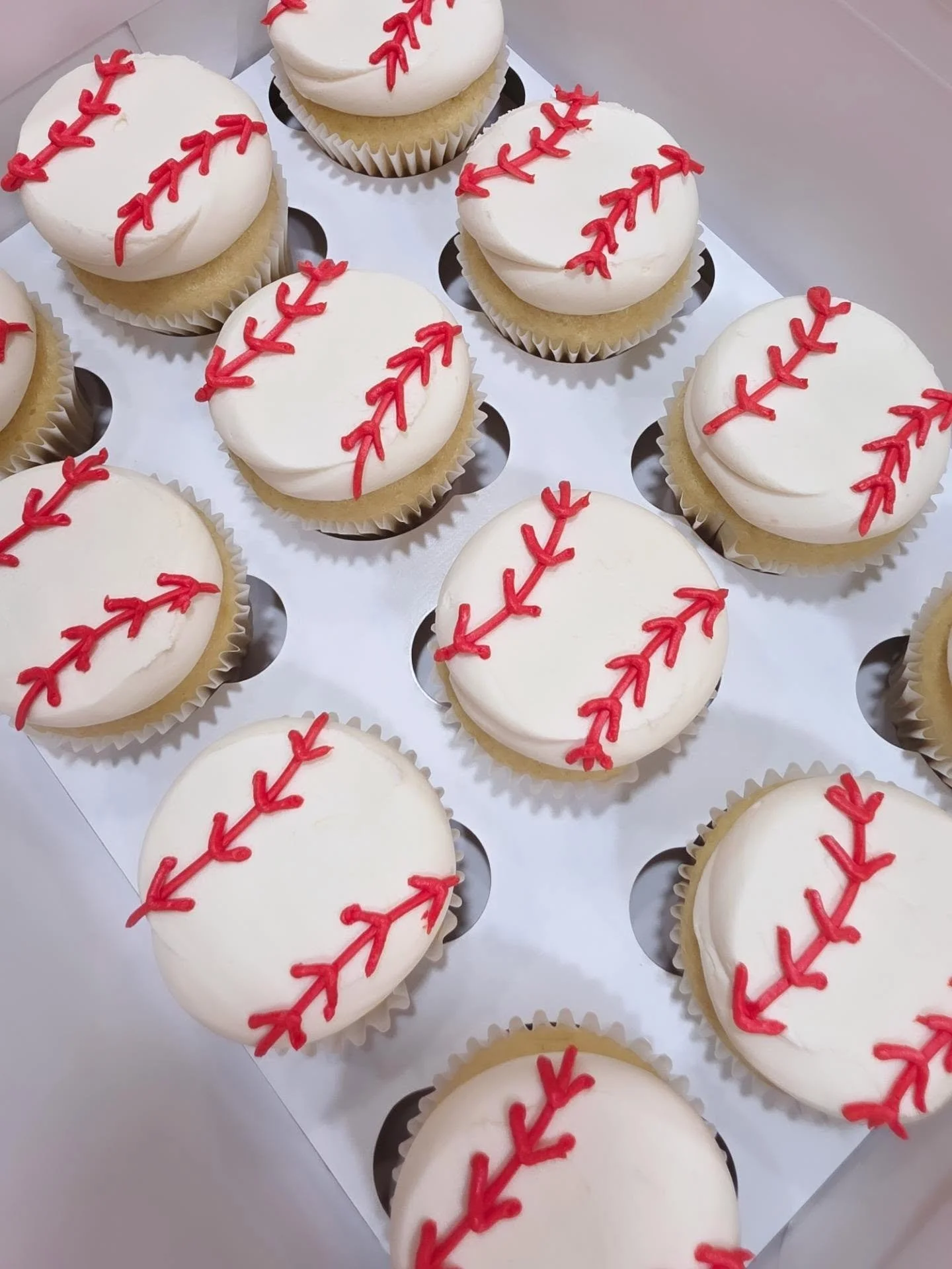 Remember how its supposed to be Spring? Outdoor sports just around the corner? We built a snowman today ⛄️ if I see one more flake fall this year I'm moving to the Caribbean ☀️
.
.
#baseballcupcakes #baseballbirthday #cupcakesofinstagram #yyccupcakes