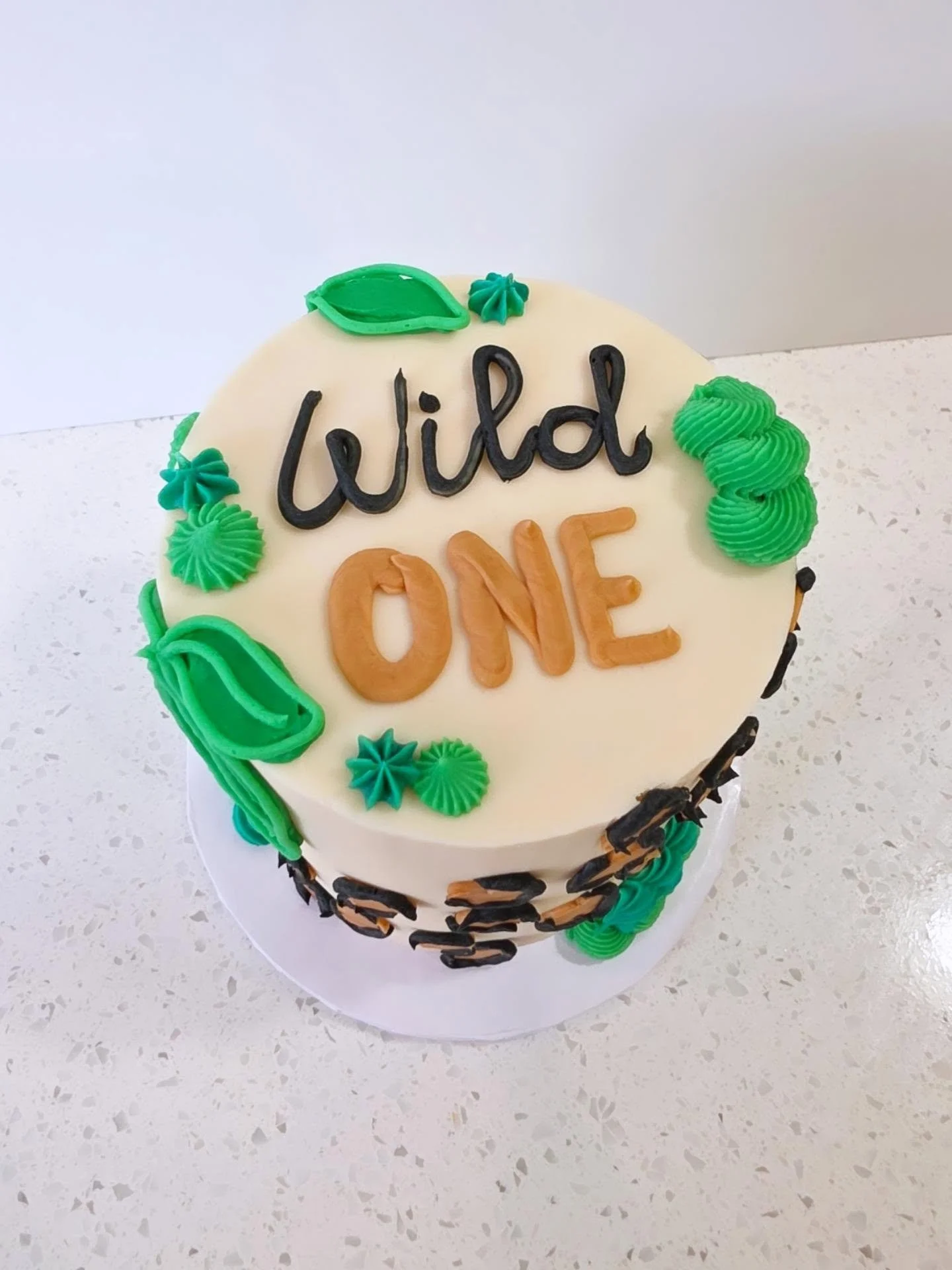 This little smash cake made my heart happy. I love a good cheetah print 🐆 
.
.
.
#smashcake #wildonecake #birthdaycake #yyccakes #cochranecakes