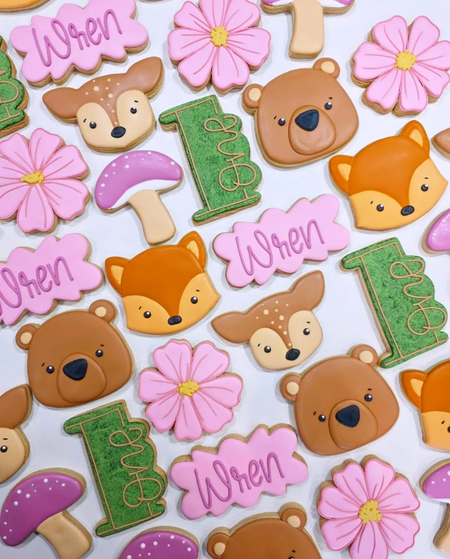 This Saturday I'll be at the Super @cochranefarmers market! Its a big one so make sure you swing by to see a bunch of locals ❤️
.
.
Woodland baby shower cookies
#woodlandbabyshowercookies #woodlandcookies #babyshowercookies #yyccookies #cochranecooki