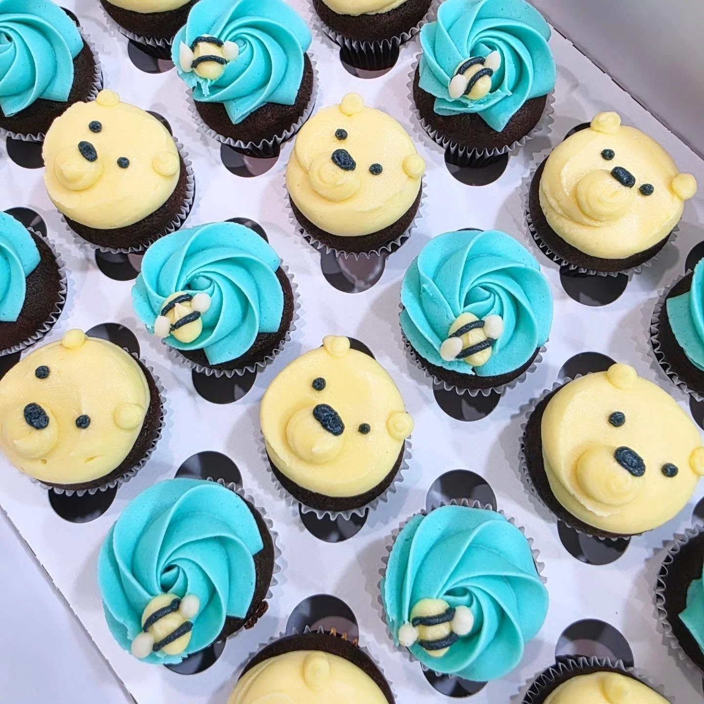 Winnie the pooh and bees on these mini cupcakes 🐝
.
.
.
#winniethepooh #winniethepoohcupcakes #minicupcakes #yyccupcakes #cochranecupcakes