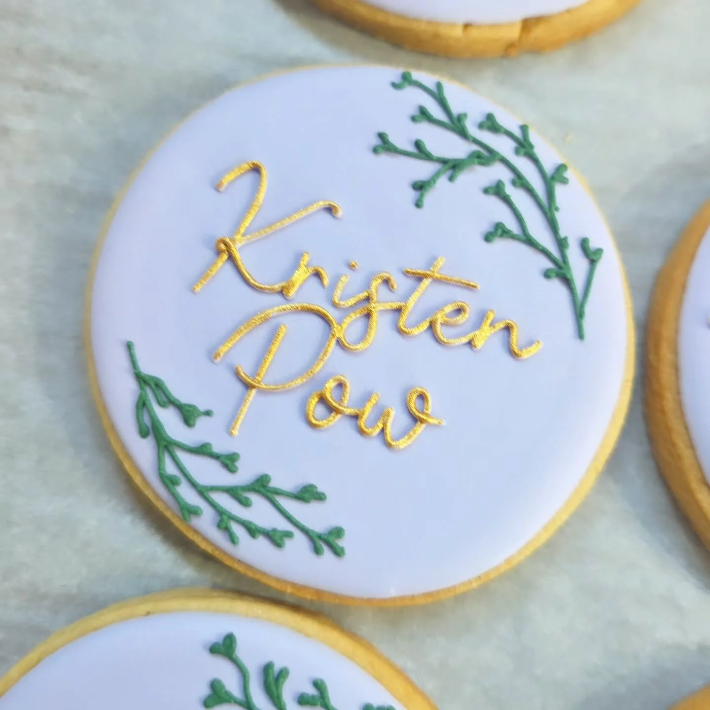 Wedding cookies are always so pretty 😍 
.
.
.
#weddingcookies #weddingfavours #yycweddings #cochranecookies #yyccookies