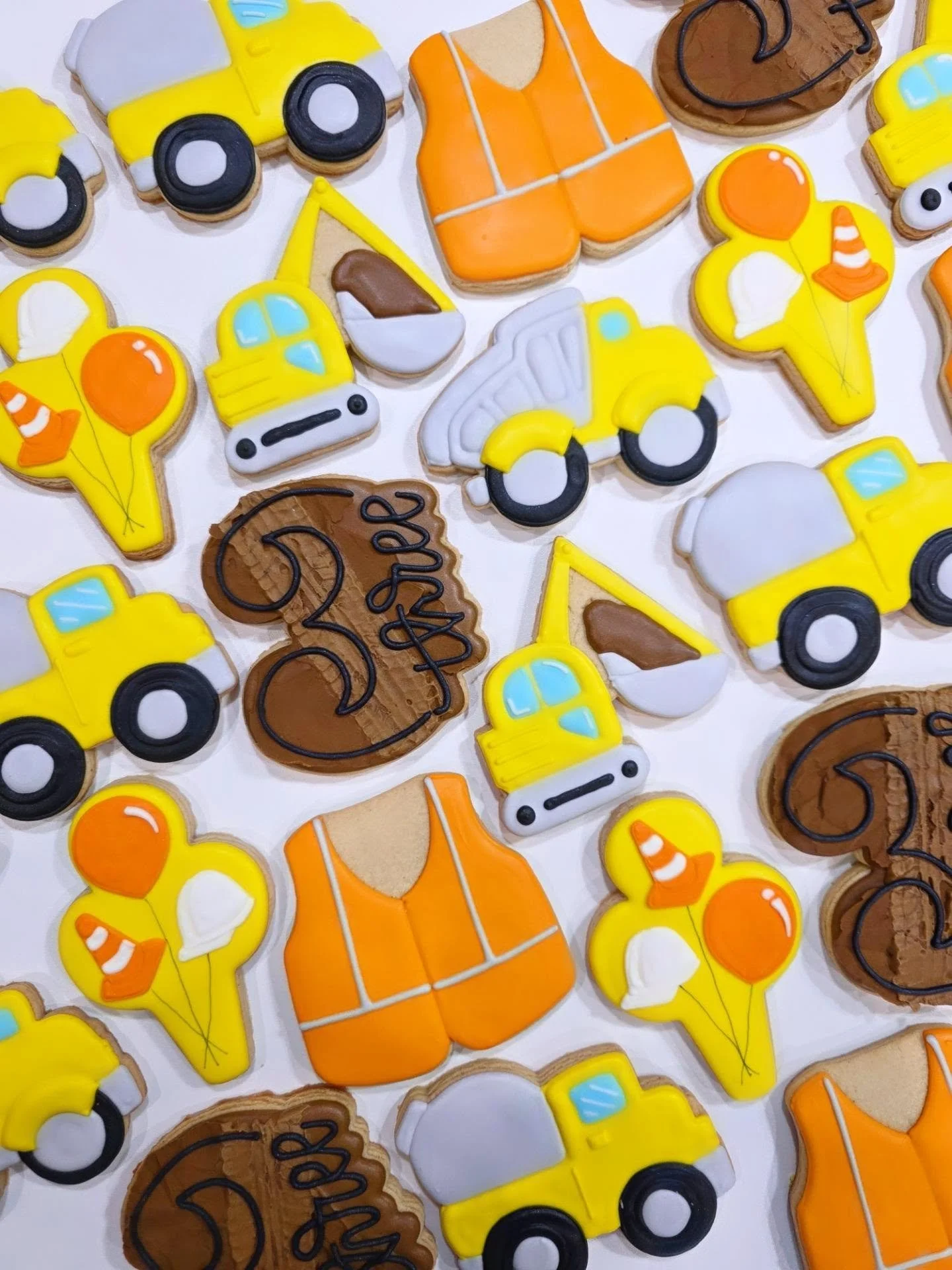 👷&zwj;♂️🏗easily the most popular birthday theme. Construction! 🚧🦺
.
.
.
#constructioncookies #birthdaycookies #yyccookies #cochranecookies
