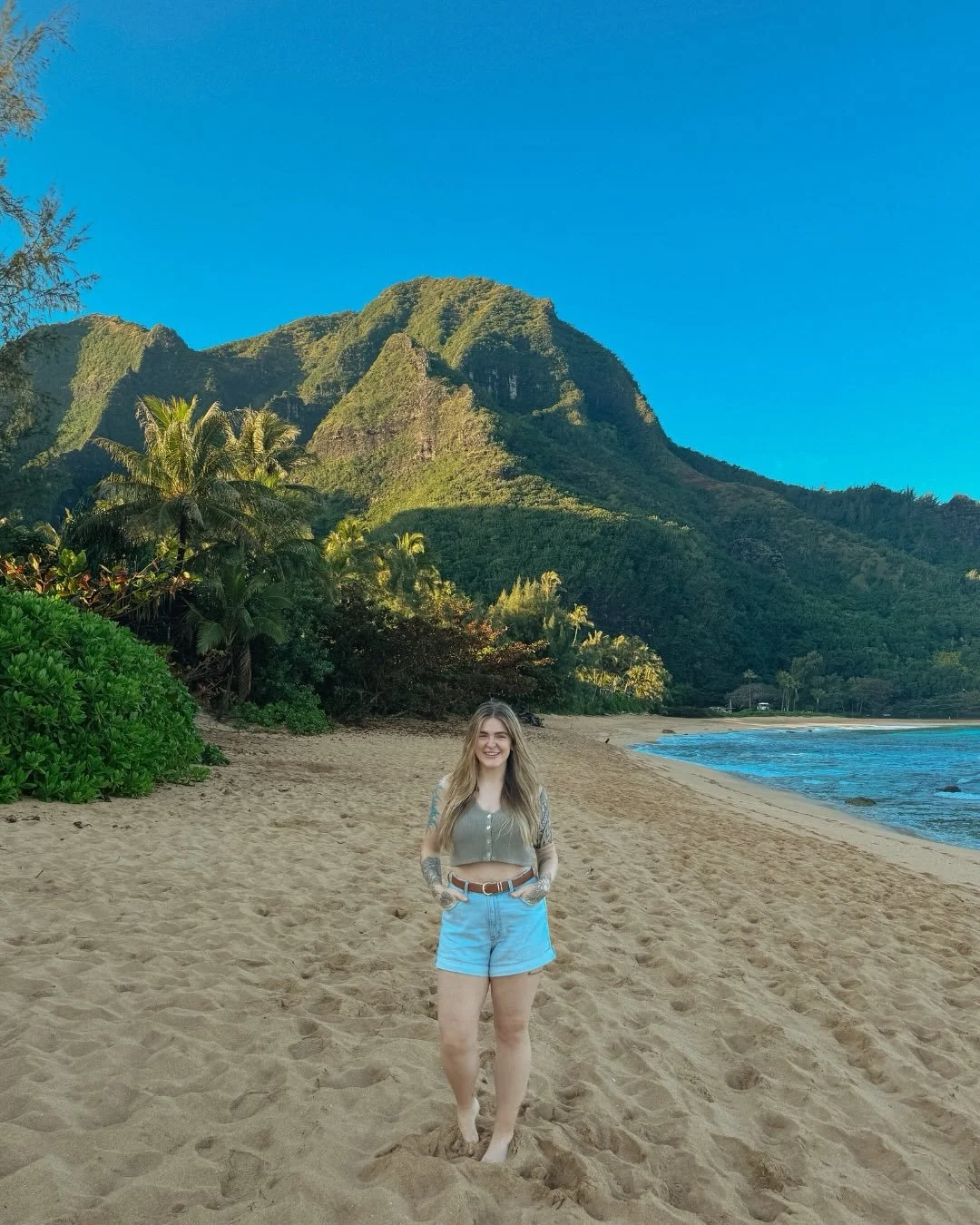 Kaua&rsquo;i January 2026 🌺 

Warm weather ☀️
Amazing beaches 🏝️
Cats 🐈&zwj;⬛
Chickens 🐓
Mountain views ⛰️
Good food 🍛
Monk seals 🦭
Wild hikes 🥾
Nene 🪿
Sea turtles 🐢
An incredible elopement with an amazing couple 📸

And the best time explor