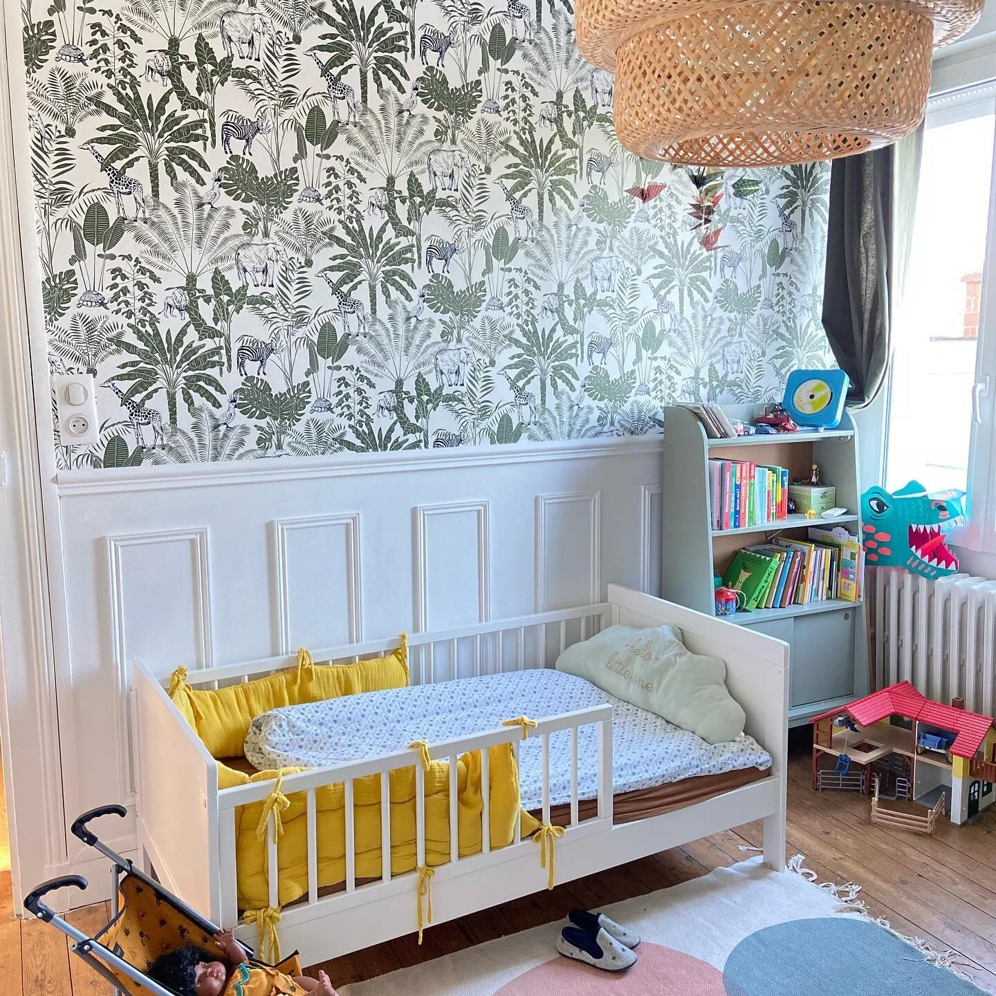 &bull;&bull;&bull; CHAMBRE ENFANT &bull;&bull;&bull;

Nous avons r&eacute;cemment fait &eacute;voluer cette pi&egrave;ce, qui &eacute;tait assez neutre dans son ensemble.
Pour lui donner un peu de caract&egrave;re, nous avons cr&eacute;&eacute; un so