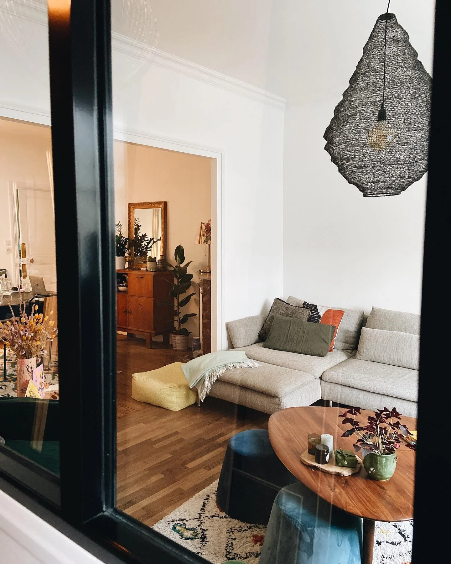 &bull;&bull;&bull; SALON &bull;&bull;&bull;

Petit aper&ccedil;u du coin salon, qu&rsquo;on voulait chaleureux et confortable ! 

En qu&ecirc;te de jolies &oelig;uvres qui viendront s&rsquo;accrocher aux murs pour apporter davantage de vie &agrave; l