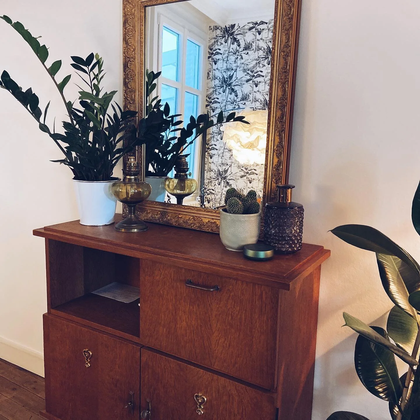 &bull;&bull;&bull; SALLE &Agrave; MANGER &bull;&bull;&bull;

Quand nous avons emm&eacute;nag&eacute; dans la maison, les anciens meubles de notre appartement ont au fil du temps &eacute;t&eacute; remplac&eacute;s. En majeur partie par du mobilier de 