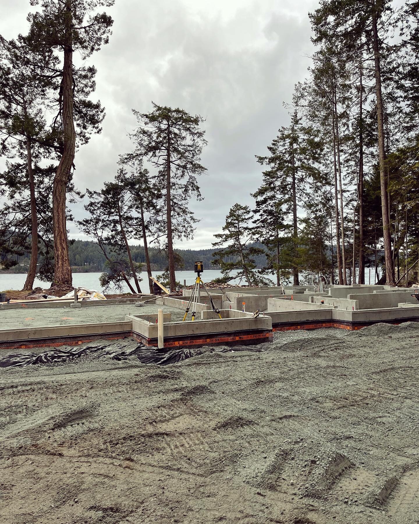 When the forms pop-off to unveil the perfect elevation. Long and low on Mayne with @wovenarchitecturedesign #modernrancher #architecture #modernarchitecture #mayneisland #yyj