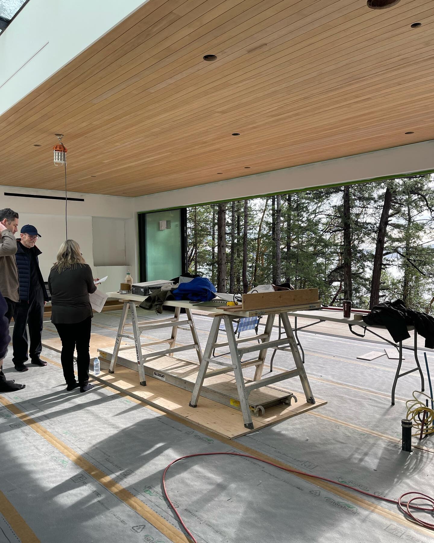 Another productive Friday site visit to our Maxham Rd project. The light quality in this building is so on-point 🫵🏽 @wovenarchitecturedesign  #architecture #modernhome #saltspringisland #yyj