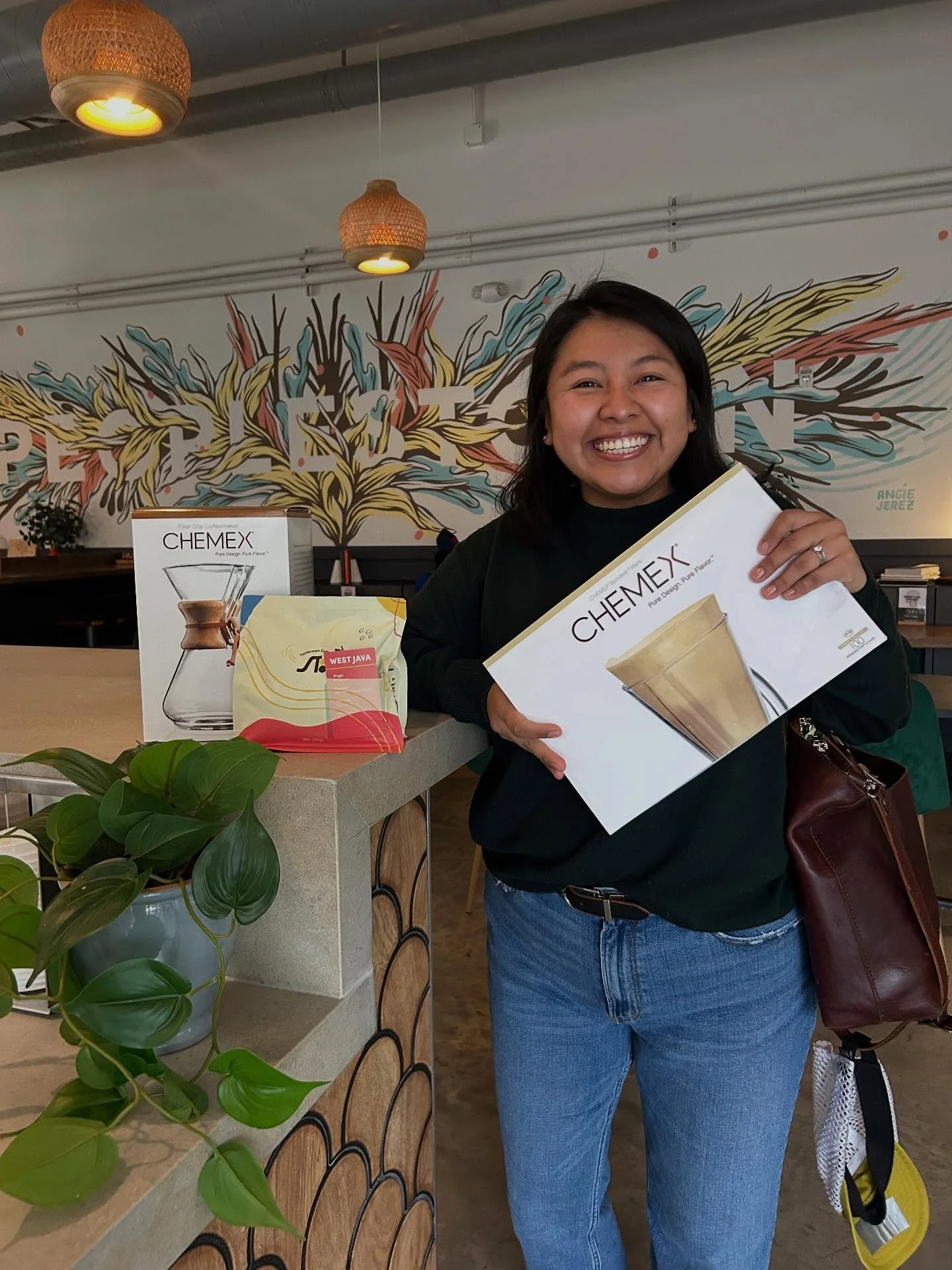 @salsaverdeorojaa took home our @peoplestownatl Chemex prize pack!! 

A chemex is one of the best tools for learning coffee because it slows everything down in the best way. The paper filter highlights clarity, grind size and water temp helping to re