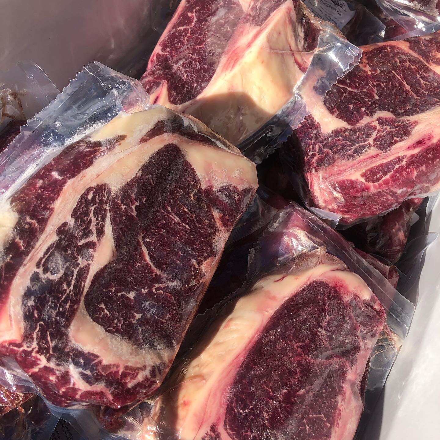 Now that&hellip;that is some beautiful BEEF!🥩 Proud to offer 28 day dry aged beef direct from our farm to you!  On farm pick up along with delivery is available. 

Pictured here are ribeyes, NY strips, stew beef, ground beef, and chuck roast from a 