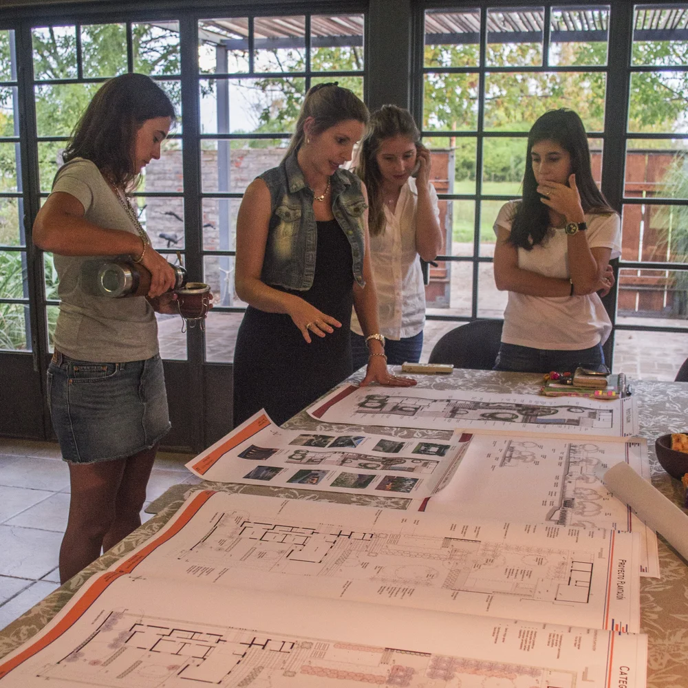Participantes trabajando sobre planos en un workshop de Silvina Capón