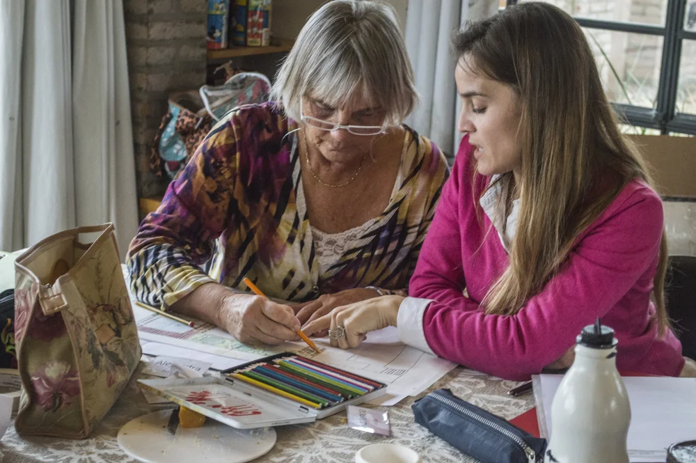 Alumnas compartiendo el trabajo en la mesa