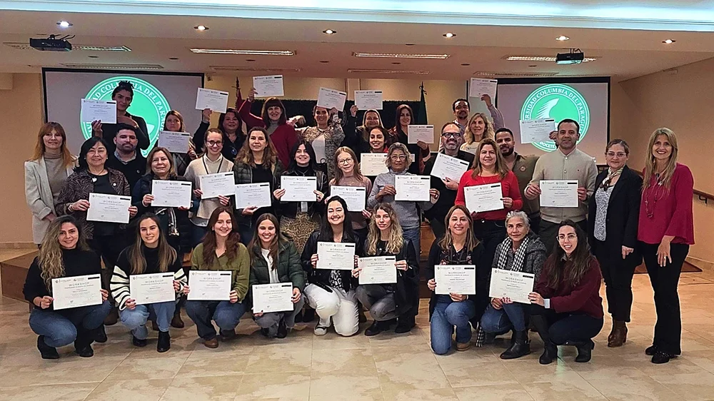 Grupo de egresadas con sus diplomas