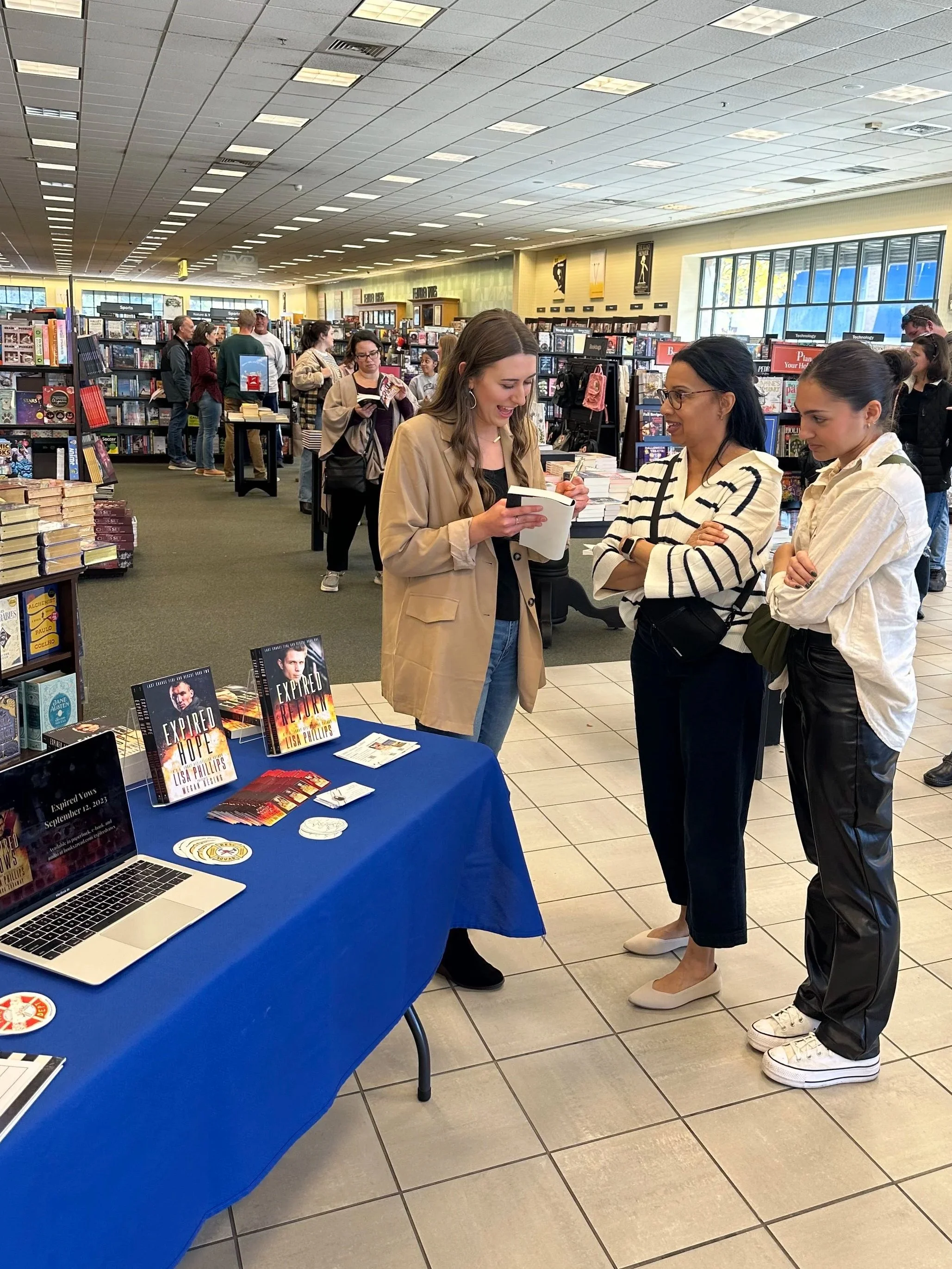 Bestselling author Laura Conaway talking with readers at a Barnes and Noble book signing