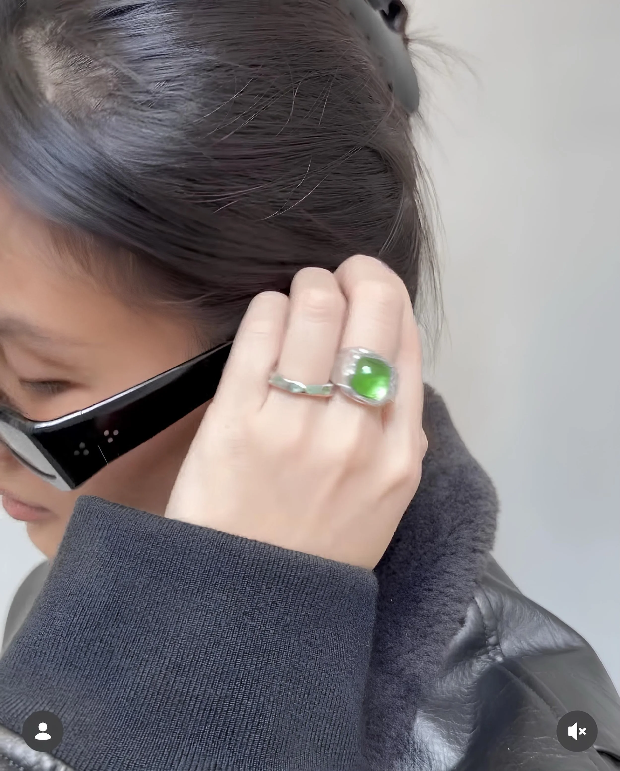 A LITTLE GREEN MOMENT. 
THE KIND OF DETAIL THAT MAKES THE  LOOK.💚#wearsarrrai #morebling #lesswaste