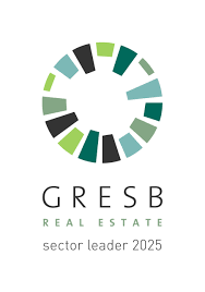 Logo de GRESB con diseño circular de formas verdes y negras, y texto que dice 'GRESB, Real Estate, Sector Leader 2025'.