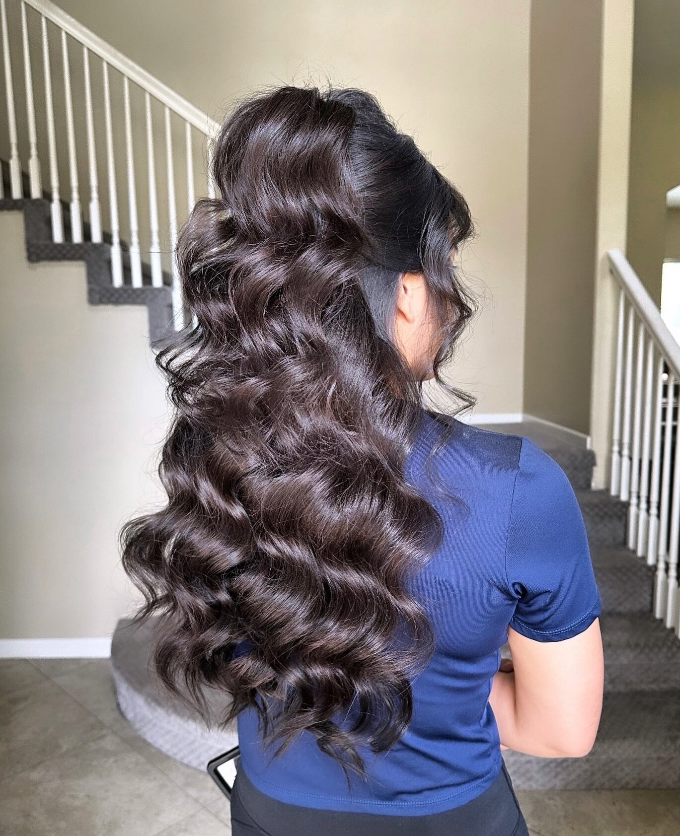 Can&rsquo;t get enough of this voluminous half up 😍✨
&bull;
&bull;
&bull;
&bull;
&bull;#bridalhairstyle #bridalhairinspo #halfuphairstyle #weddinghair #weddingdayhair #temeculawedding #sandiegowedding #orangecountywedding #palmspringswedding #wineco