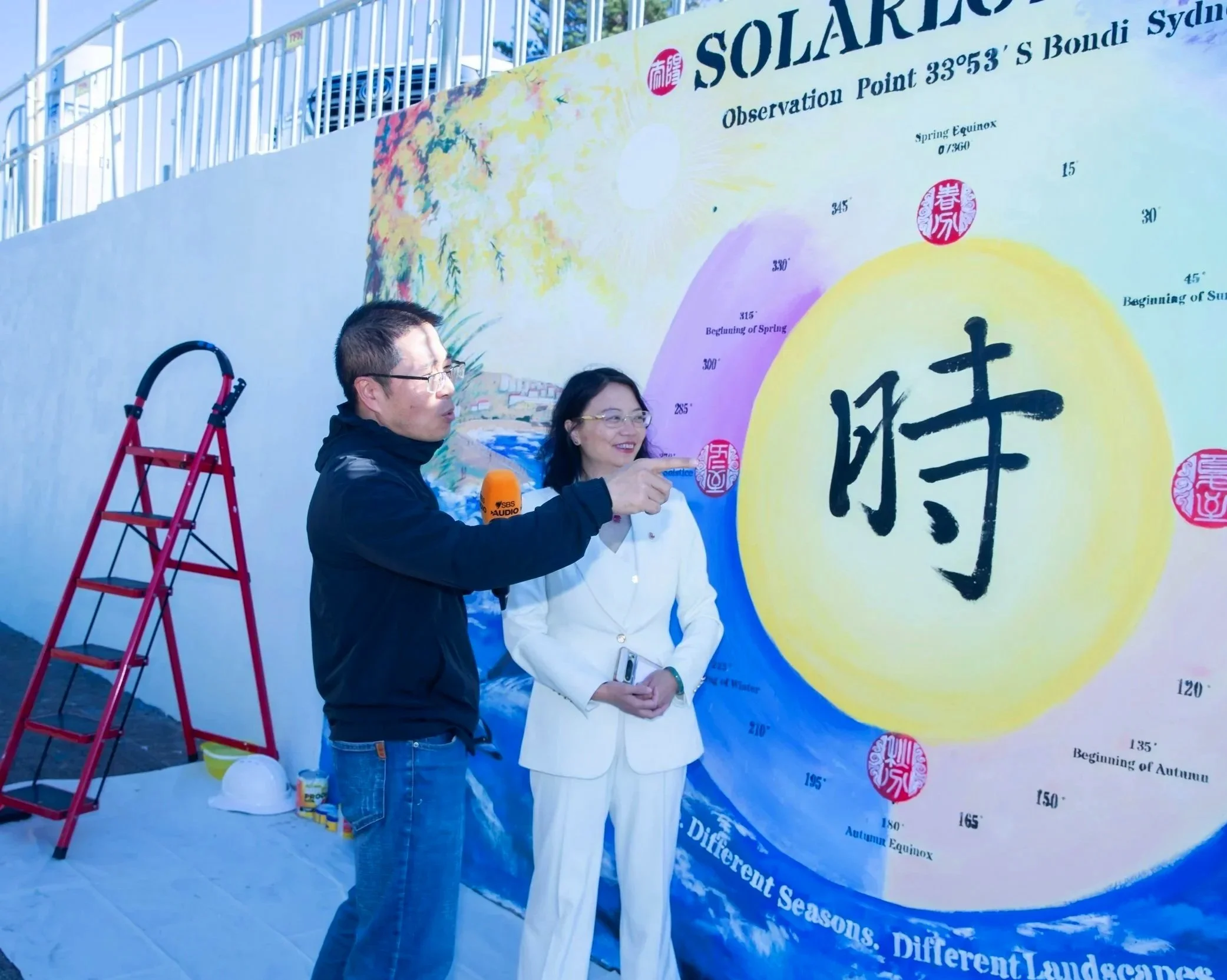 Jingmin Ren 任静敏 interviewed by SBS Chinese about Solar Longitude – Time Orbit《太阳黄经－时间轨道》at Bondi Sea Wall, Sydney, 2026.