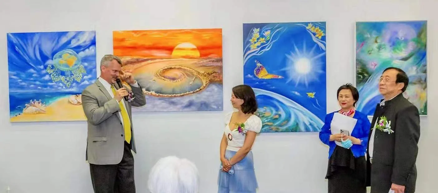 Jingmin Ren with guests at the Flow of Light exhibition at the Chinese Cultural Centre in Chatswood, Sydney, in 2021.