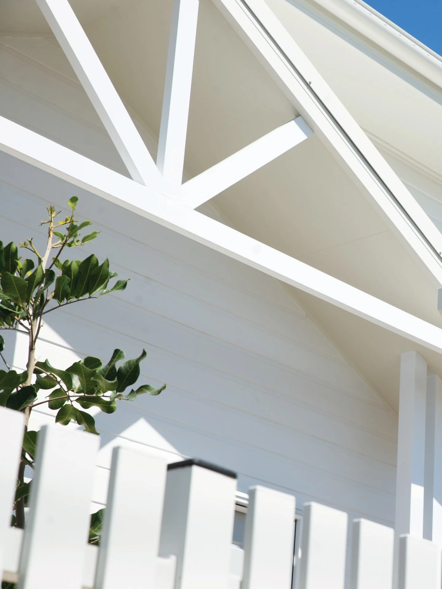 Our Glebe Road townhouses draw on a Hamptons-inspired facade, with the design language extending into the garden. 

The pergola creates a welcoming street entrance with its clean lines against the blue sky while complementing the home perfectly 🌳