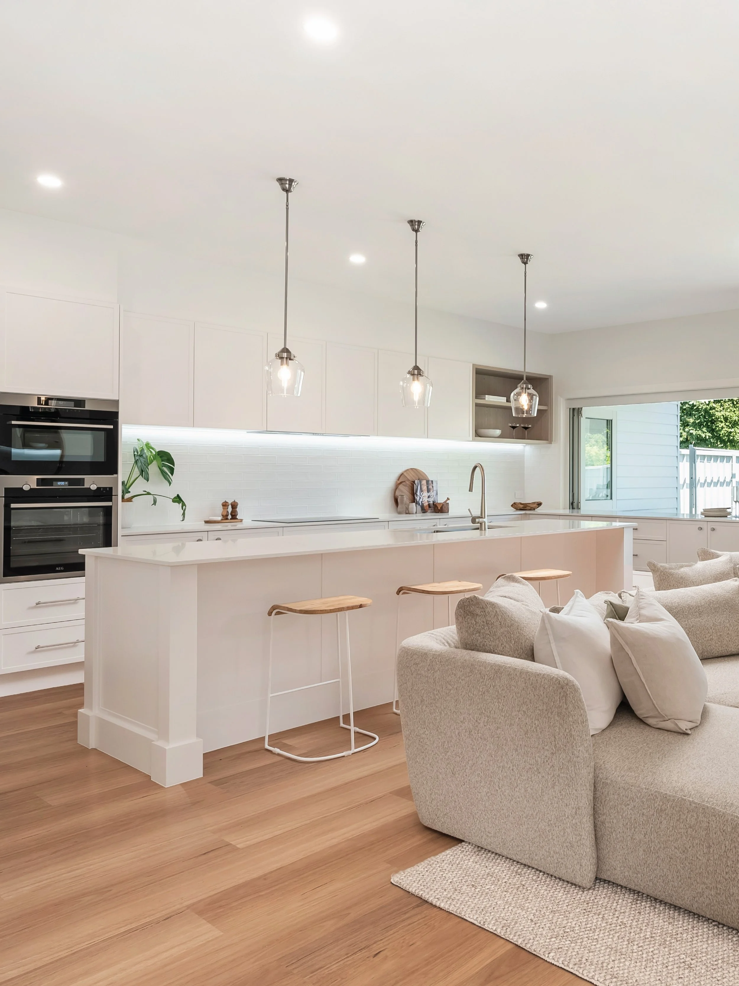 With finals footy in full force and beautiful spring weather arriving, a servery window is the perfect way to bring indoor and outdoor entertaining together 🏉
&nbsp;
At our recent Orchardtown Road project, the kitchen opens directly onto the outdoor