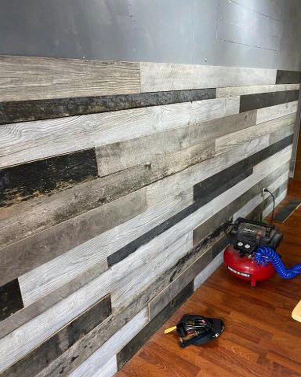 Good looking reclaimed wall panel!😎
#wallpanels 
#reclaimedwallpaneling 
#reclaimedwall 
#wallart 
#reclaimedwood 
#reclaimed 
#buybarnwood 
#barnwood