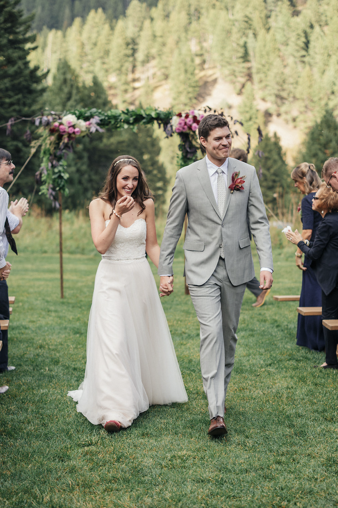 Simple-beautiful-arch-wedding-ceremony-montana4caseyq.png