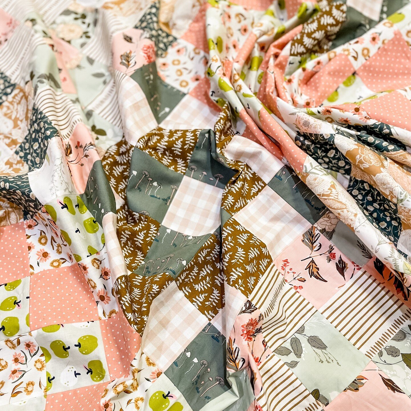 Today is such an exciting day--the Origins Quilt Along has come to an end, and it's time to announce the winners of our TWO longarming giveaways! ⁠
⁠
@lettys_handquarters is the recipient of longarming services from @sosunny_quilts ; and @sewmuch.lov