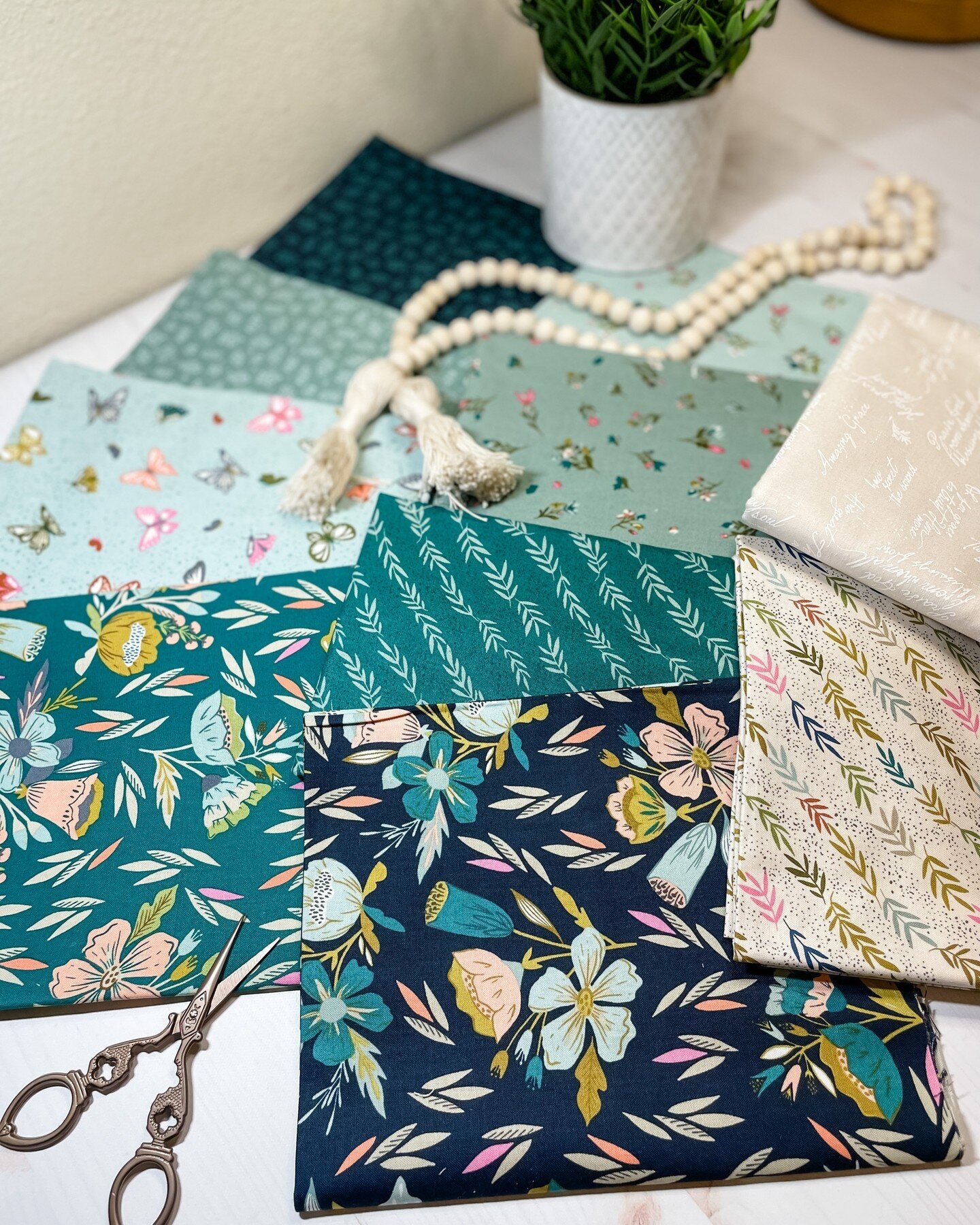 I&rsquo;ve got some really fun things in the works for early this summer, and this @modafabrics #songbookanewpagefabruc by @fancythatdesignhpise in my faaaaavorriiittte kinds of colors is going to help make part of it so special!! 

My go-to fabric s