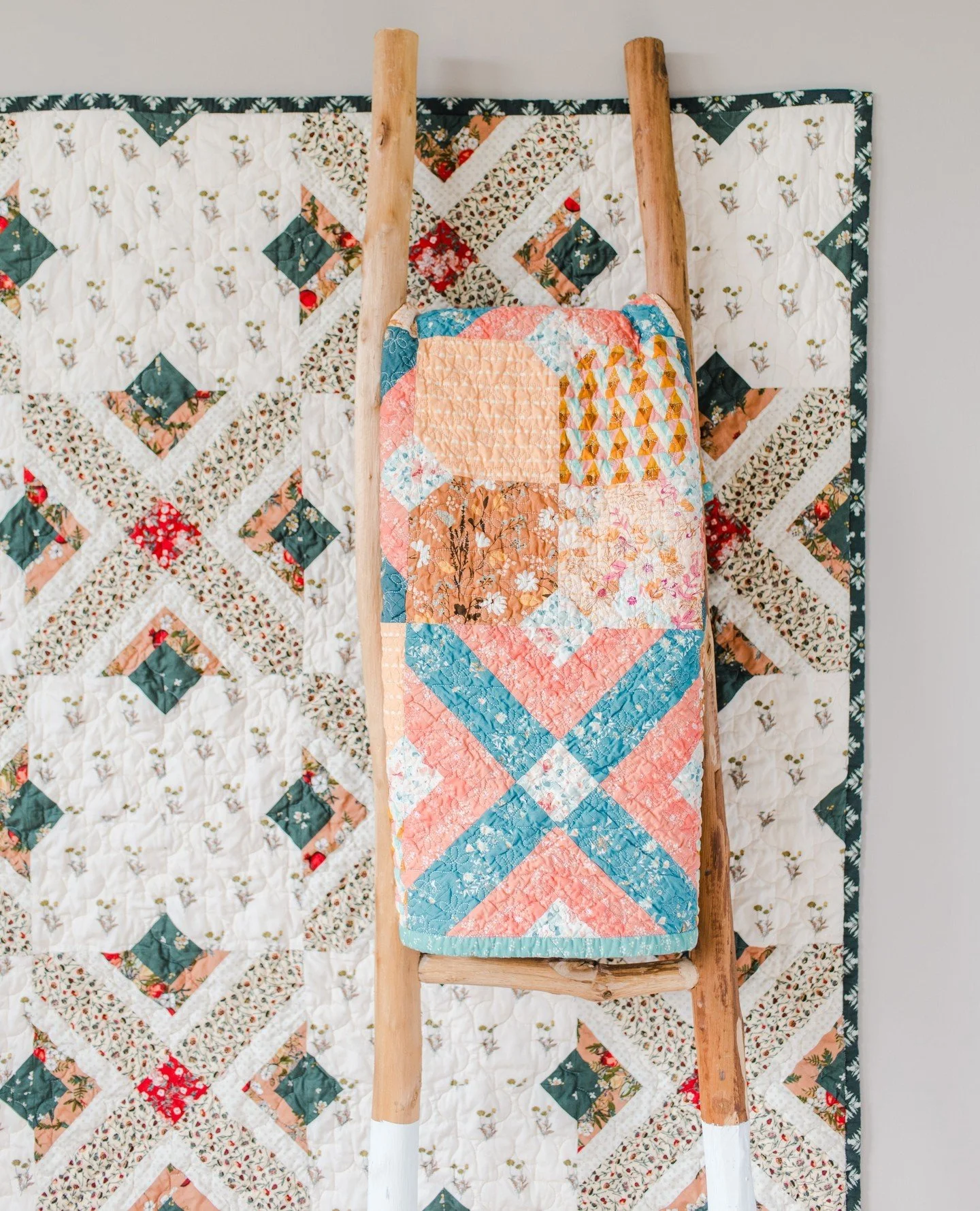 Quick overview of what&rsquo;s included in Clover &amp; Magnolia:⁠
⁠
Baby, throw, and bed sizes⁠
Fat quarter + yardage options⁠
Step-by-step instructions⁠
⁠
Everything you need to get started making something beautiful.⁠
⁠
#cloverandmagnoliaquilt #qu