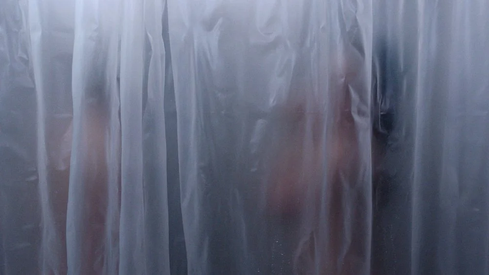 gennem badeforhaeng.jpg