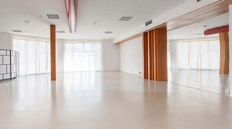 Rodiny s dětmi při společném cvičení BabYogy během Rodinného wellness v resortu PO.SPOLU.