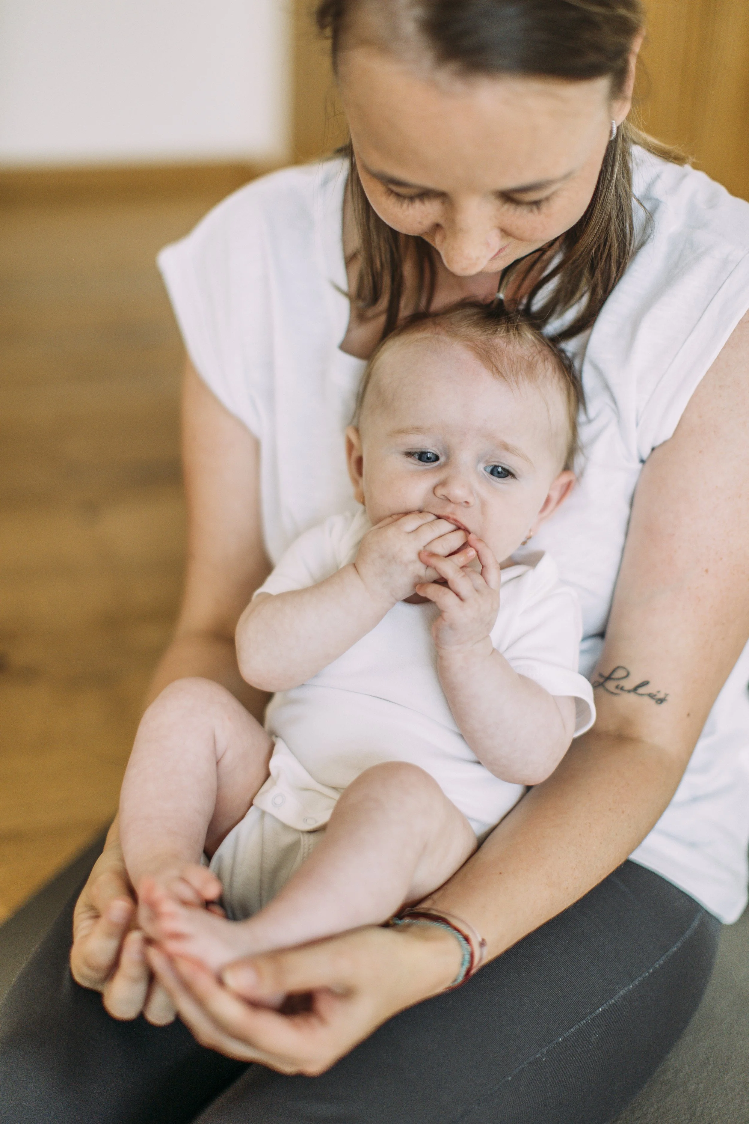 Lekce BabYogy pro miminka kolem 6 měsíců podporující otáčení, stabilitu středu těla, senzomotoriku a přirozenou přípravu na lezení ve studiu Little Jungle na Praze 6 v Dejvicích.