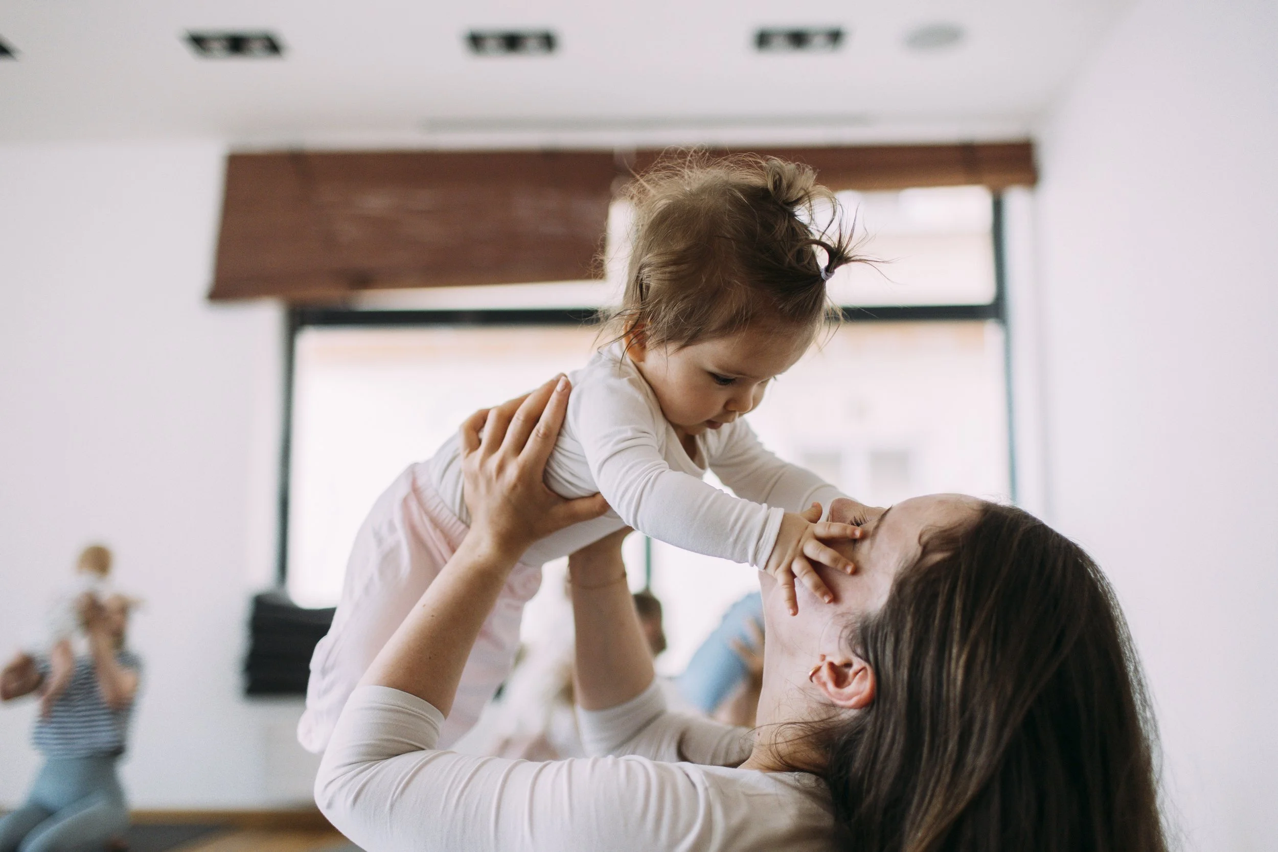 Skupinová lekce BabYogy ve studiu MIMAMI Space v Praze 4 v komorním prostředí pro rodiny s malými dětmi.