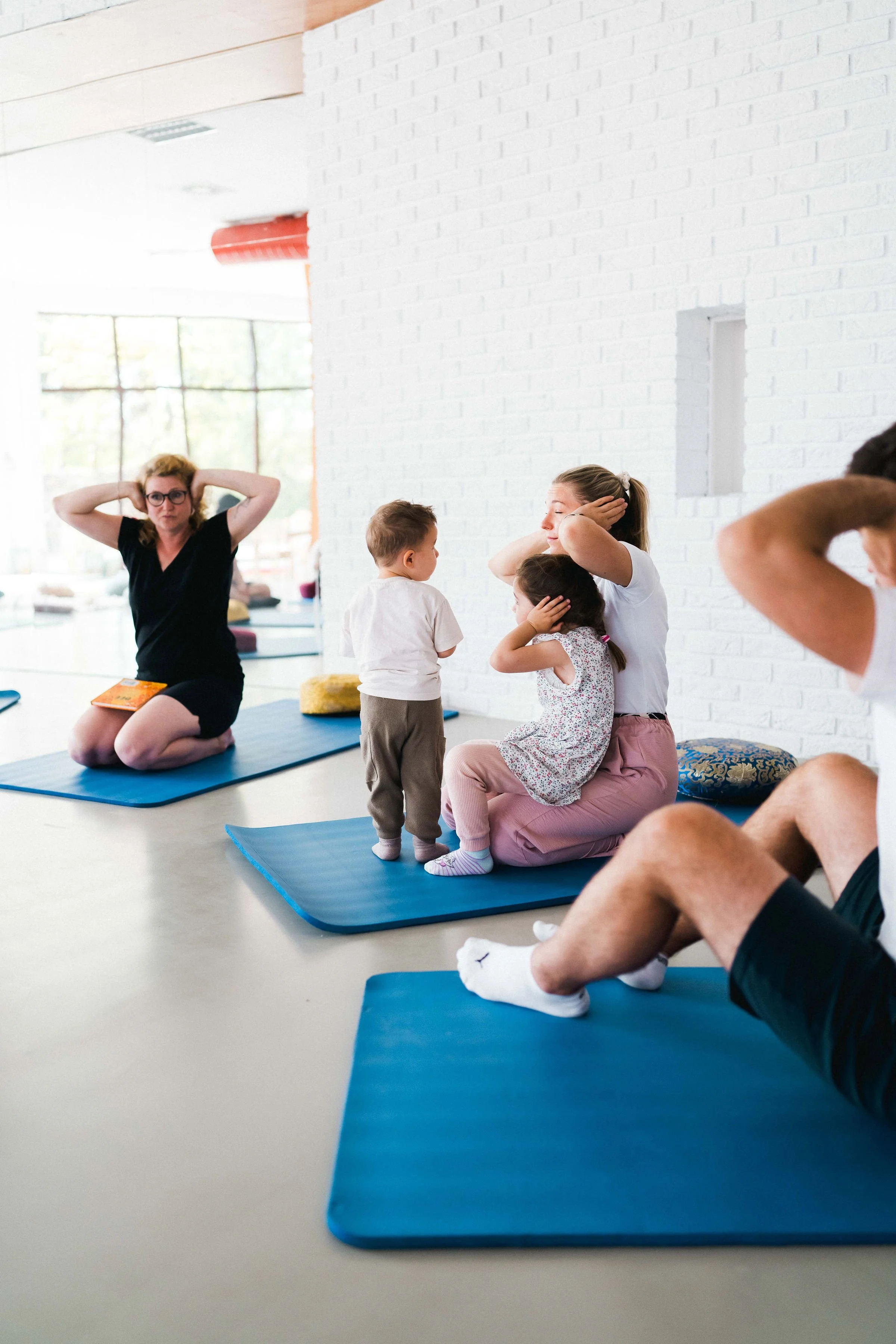 Společná BabYoga pro rodiče s batolaty a dětmi během Rodinného wellness v resortu PO.SPOLU.